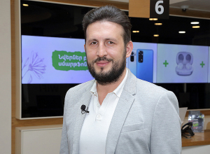 Ucom Offers Buying a Smartphone and Getting Wireless Earbuds and a Nice Phone Number as a Gift